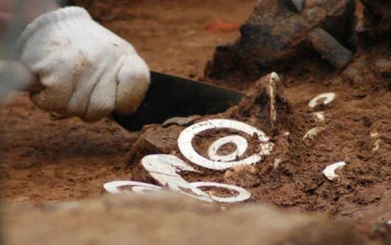 文物考古专家在凌家滩遗址发掘现场清理出土玉器。